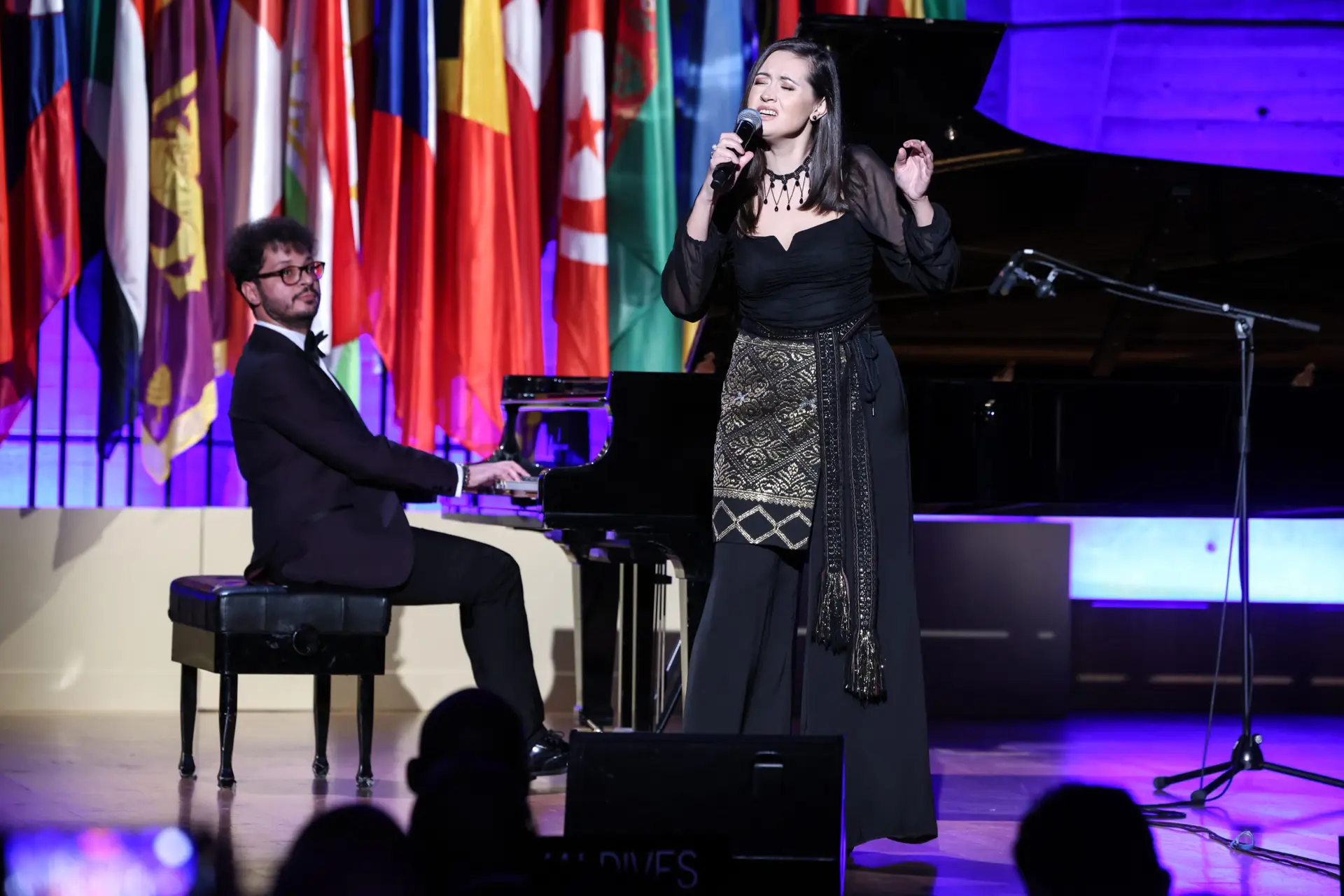 주재관 서신_메인사진_유네스코 총회 회의장에서 노래를 부르는 루마니아 가수