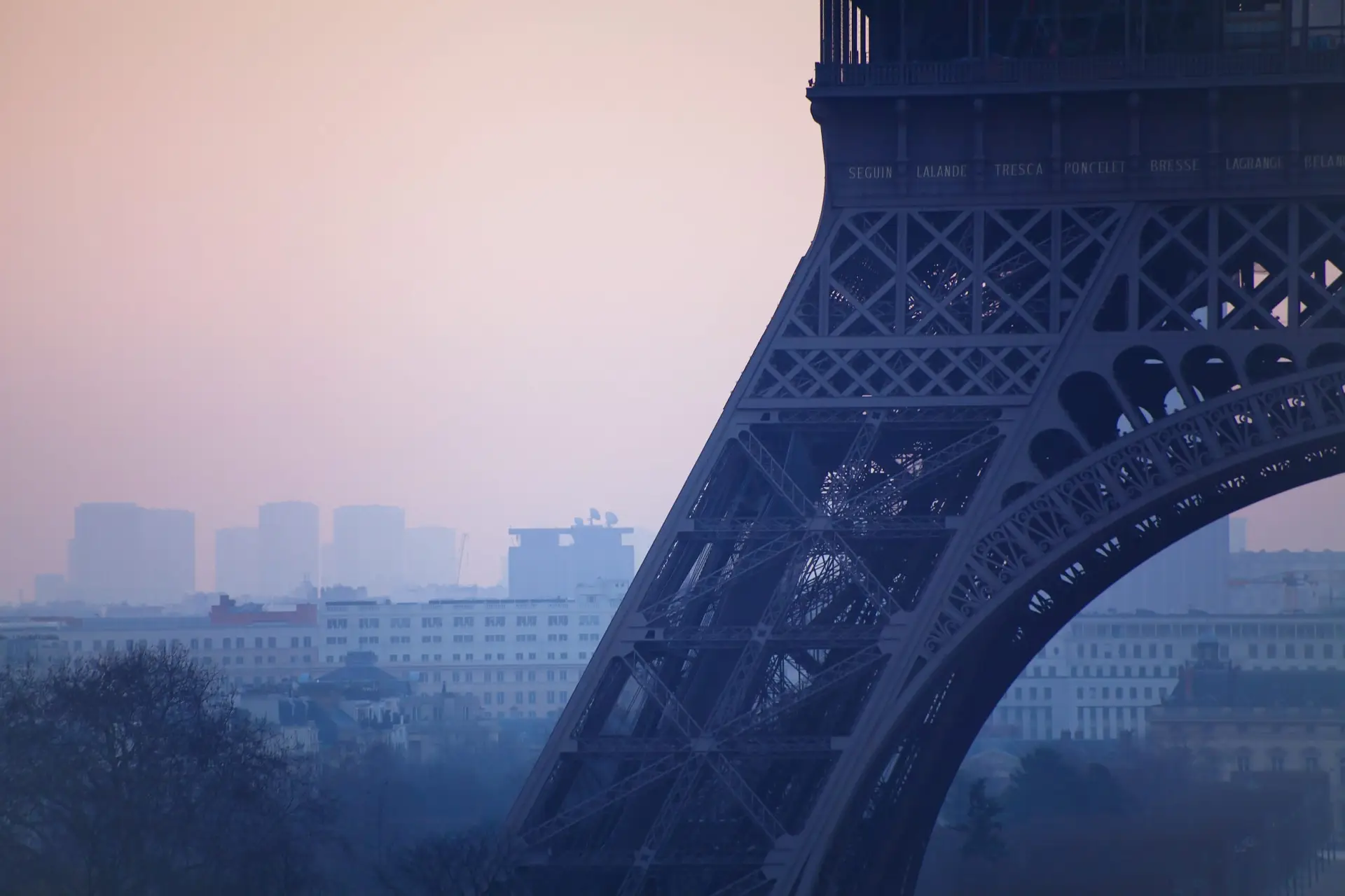 Close,Up,Of,Eiffel,Tower,,Pollution,In,Paris,,France