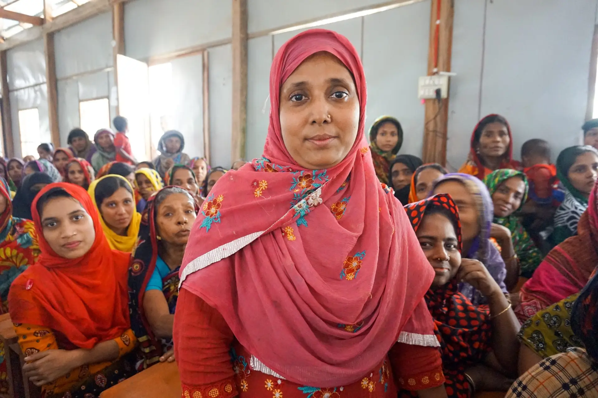 문해교실-수료식에-참석한-현지-여성들