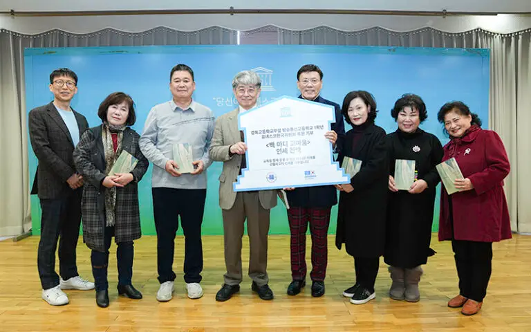 [첨부 이미지] 인세 기부금 전달식 사진 (2)