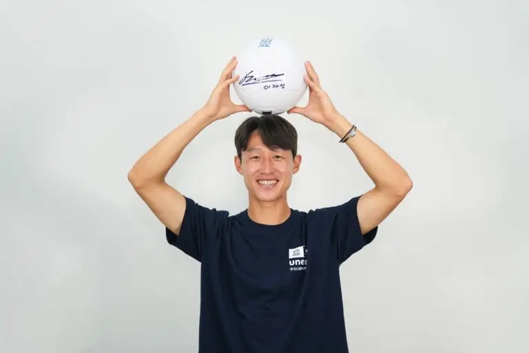 [사진자료] 채리티옥션 경매에 출품된 이재성 선수 친필 사인 축구공