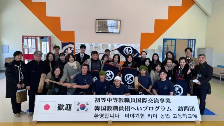 [썸네일] 2024 한국교직원 일본초청연수 중 가미농업고등학교 방문 단체사진