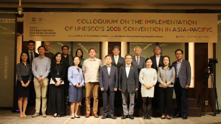 사진1 컬로퀴엄 발표자와 주요 토론자들이 단체사진을 촬영하고 있다 (1)