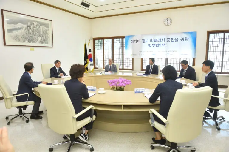 [사진1]유네스코한국위원회 등 7개기관에서 협약서 작성을 위한 협의를 진행하고 있다