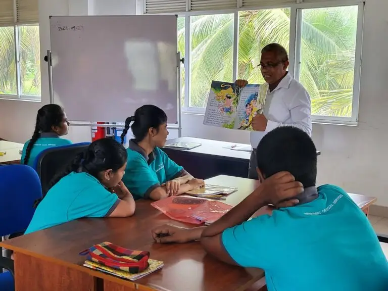 [사진자료1] 스리랑카 학생들이 ‘오픈 스쿨’에서 기초 문해 교육을 받고 있다