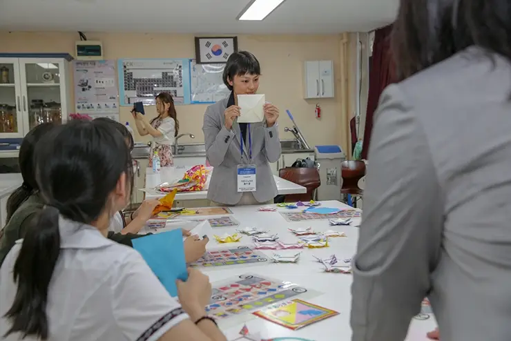 [사진 2] 11일 유네스코한국위원회의 ‘일본교직원 한국방문 프로그램’으로 정원여중을 방문한 일본 교직원이 학생들에게 일본 전통 종이접기인 오리가미 수업을 하고 있다