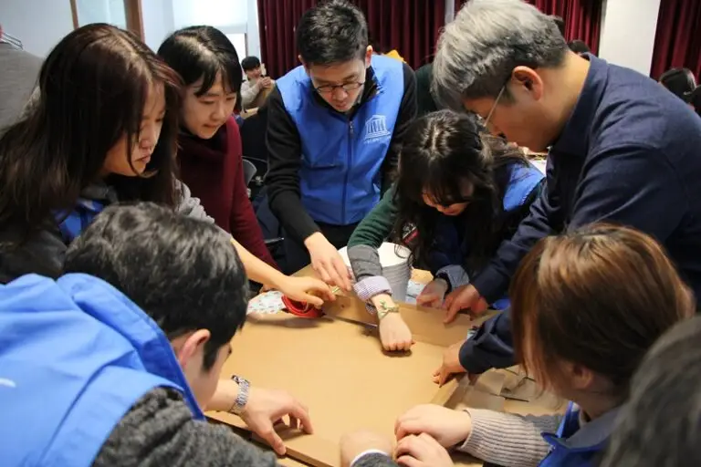 [사진 2] 26일 유네스코한국위원회 직원들이 중구자원봉사센터에서 중구 관내 저소득 소외계층 가정에 전달할 '여섯빛깔 건강희망상자'를 제작하고 있다