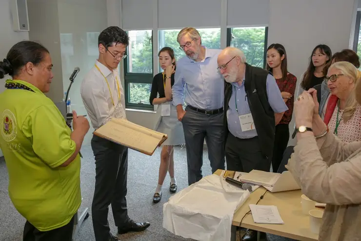 [사진 3] 7월 10일부터 13일까지 개최하는 '2018 유네스코 세계기록유산 아태지역 역량강화 워크숍' 참가국인 쿡아일랜드가 등재 신청서를 작성 중인  해당 기록물을 참가자들이 확인하고 있다