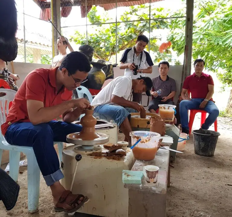 [사진3] 라오스 루앙프라방 예술대학에서 라오스 참가자들이 도자 제작 실습을 하고 있다
