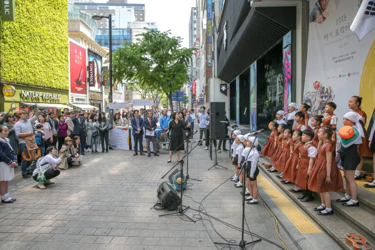 [첨부1] 제주 어린이들로 구성된 '제라진소년소녀합창단'이 제주어 노래를 합창하고 있다